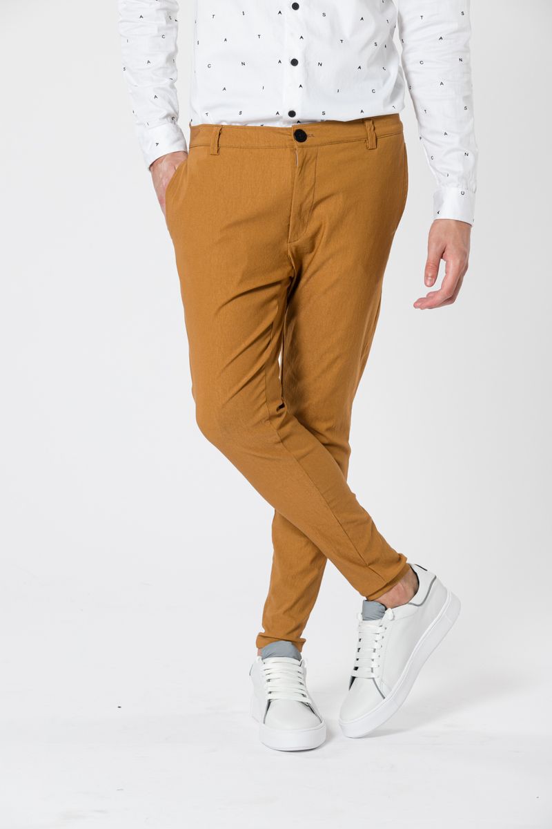 Pantalon tostado online hombre