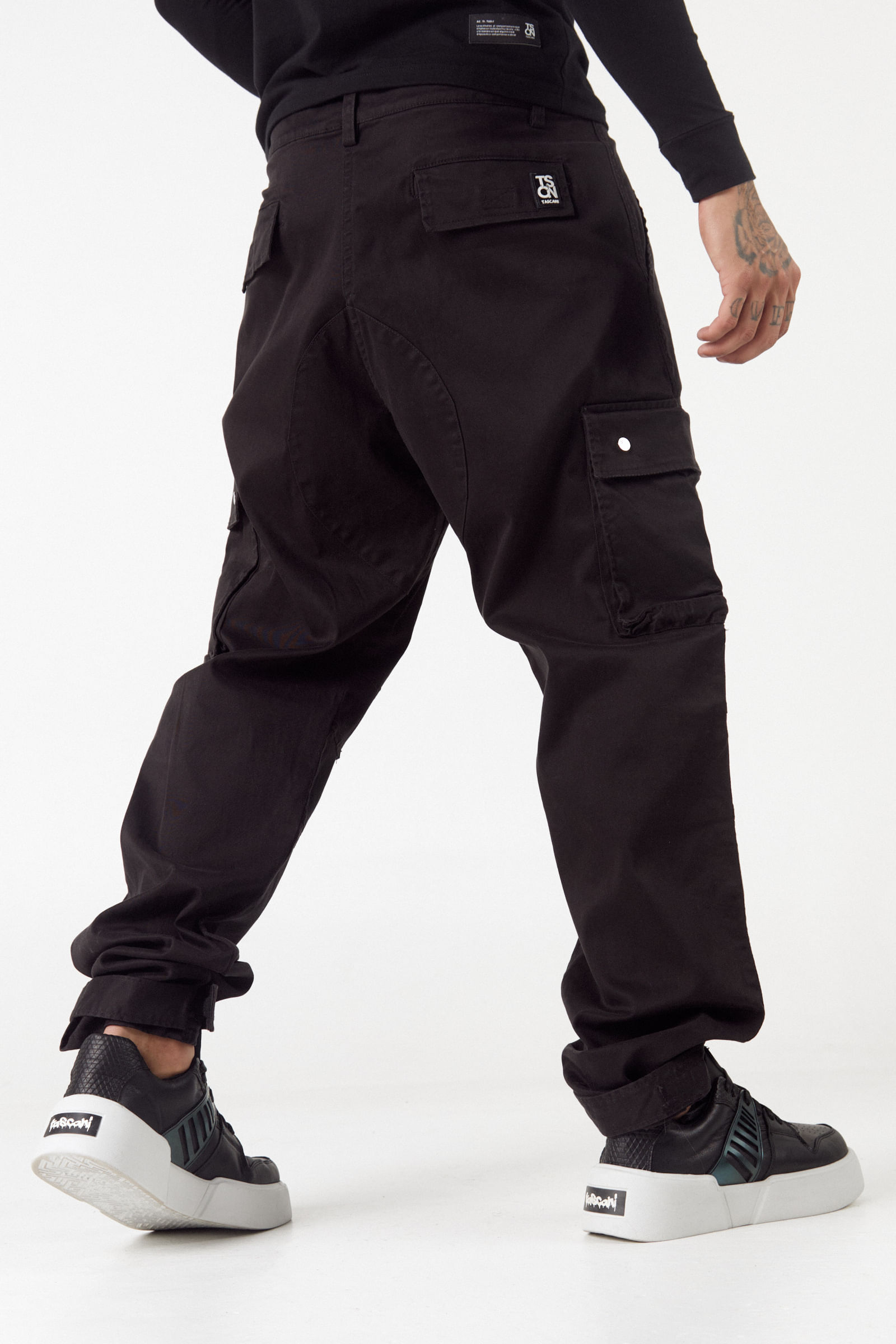 Pantalon cargo negro. Presenta bolsillos plaqué con tapas, tiras de ...