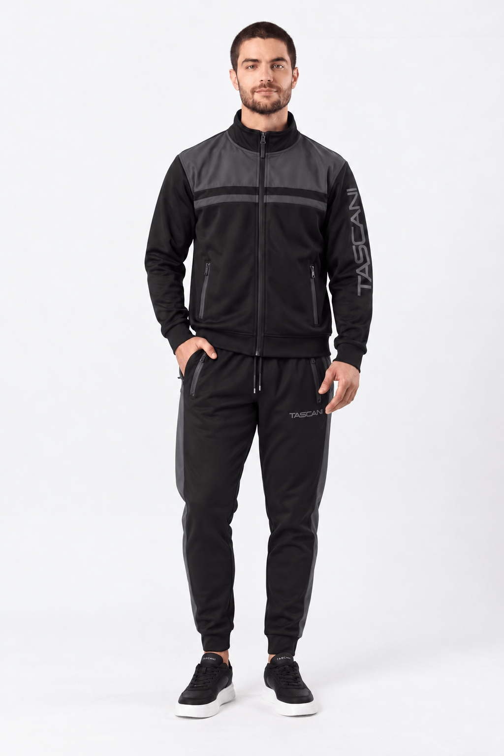 Modelo-con-chandal-negro-TASCANI